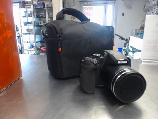Nikon coolpix camera b700+etuit