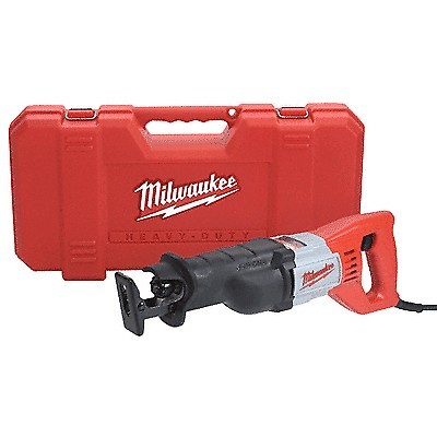 Milwaukee sawzall dans coffre rouge