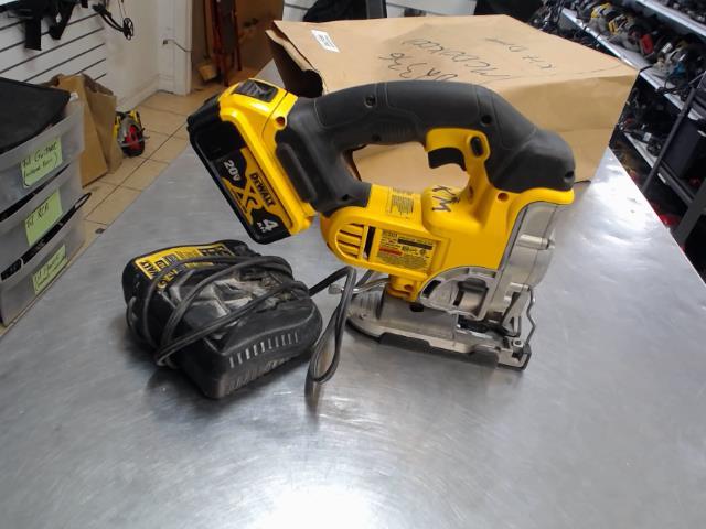 Scie sauteuse dewalt + batt 4ah + charg