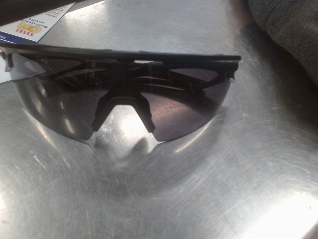 Lunette soleil oakley pour homme noir