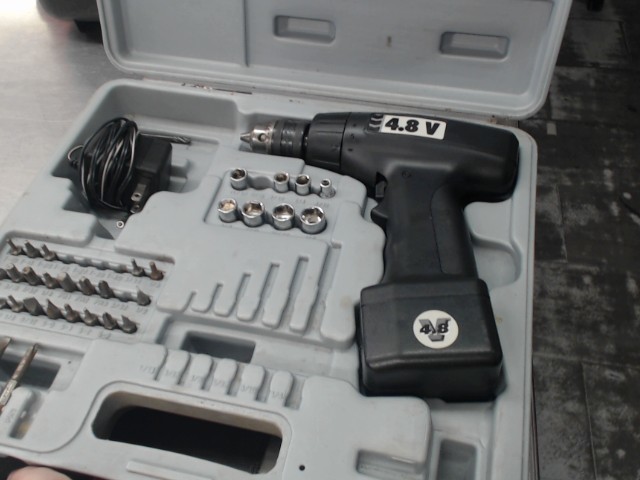 Coffre gris avec drill +chargeur + douil