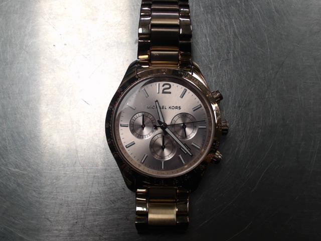 Montre rose plaquer or pour femme