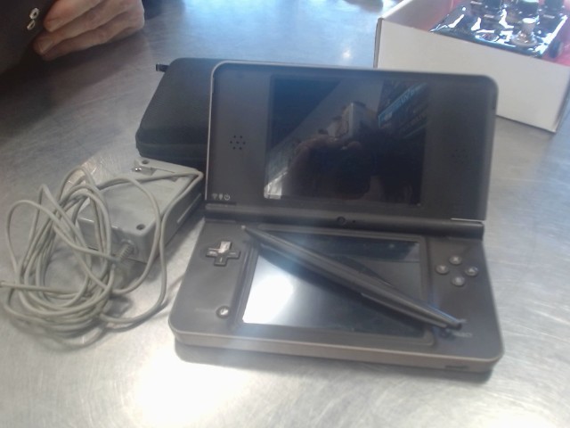 Nintendo dsi xl + chargeur + case