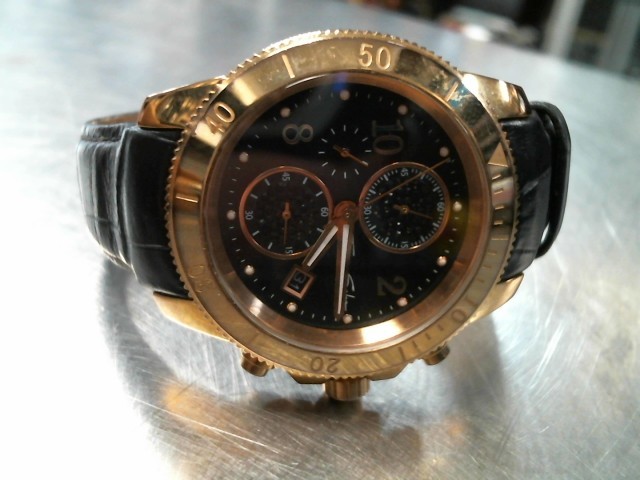 Montre gold tone avec strap cuir