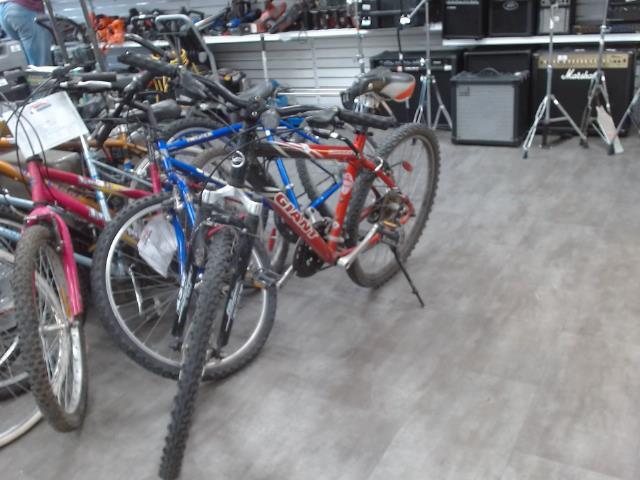 Velo de montagne rouge et noir+siege