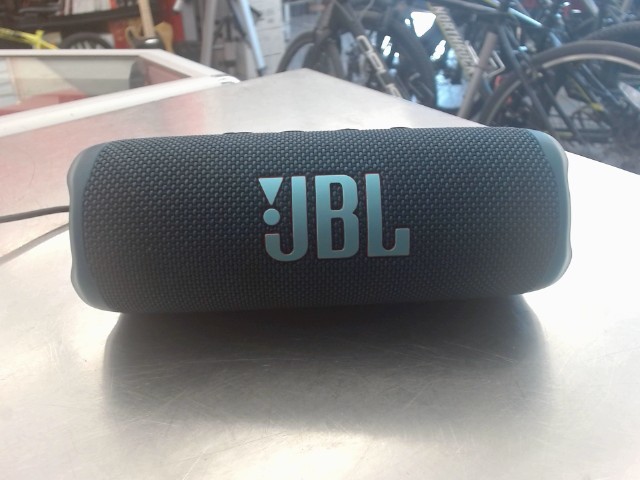 Haut parleur jbl flip 6 tres bon etat