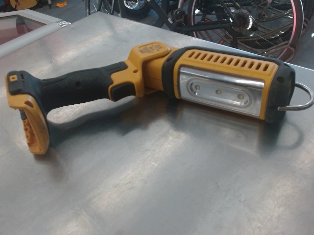 Lampe de chantier dewalt ecrit jlc