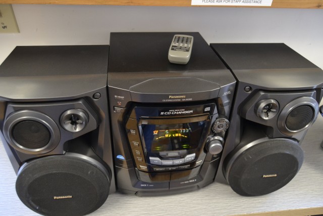 Stereo system w 5 speakers w remote