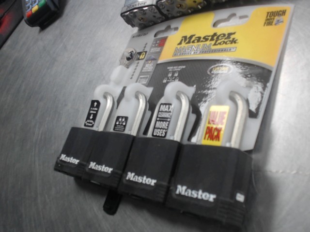 Set de cadenas neuf avec la cle 4 en 1