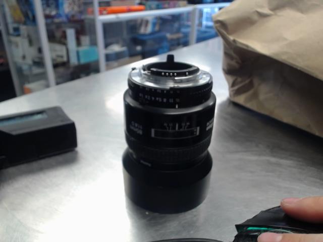 Lentille 85mm f/1.8af-d + fitre uv