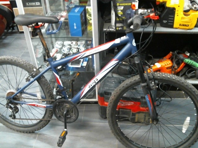 Velo de montagne bleu blanc rouge