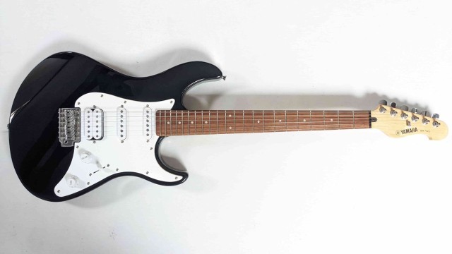 Guitare yamaha electrique noir et blanc