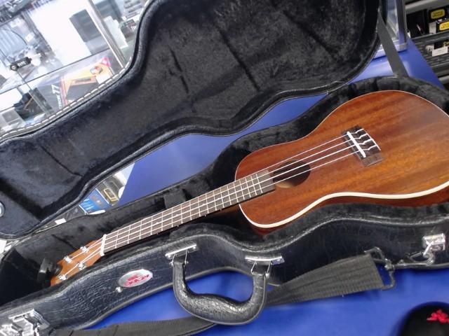 Ukulele dans etui rigide