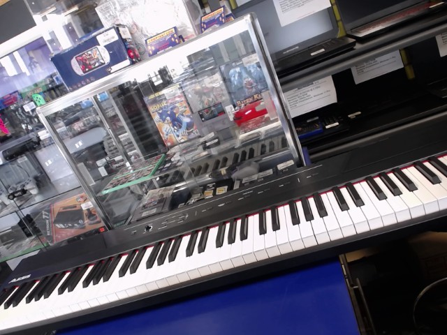 Piano numrique avec pied