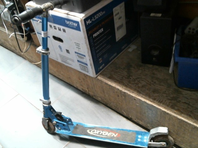 Trotinette bleu en aluminium