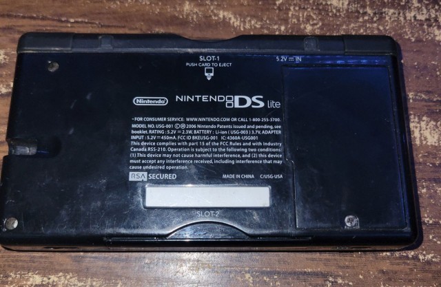 Console ds lite noire bien usee