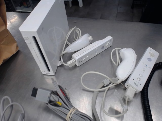Nintendo wii avec fils et 2 man+nunchuck