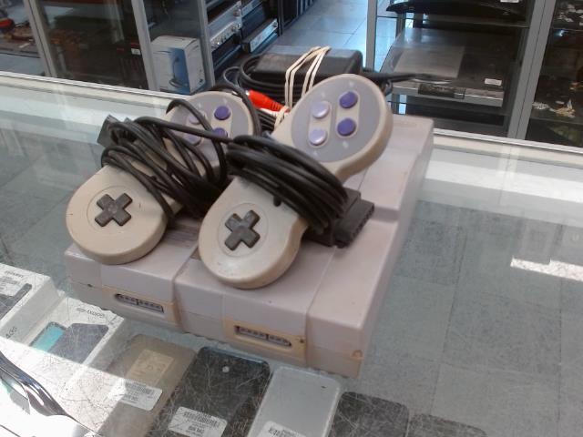 Super nintendo + manette + acc (1 chip)