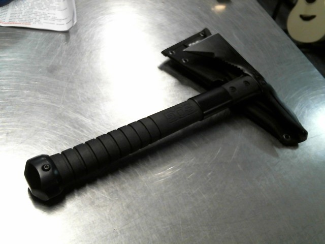 Hache tomahawk noire avec etui