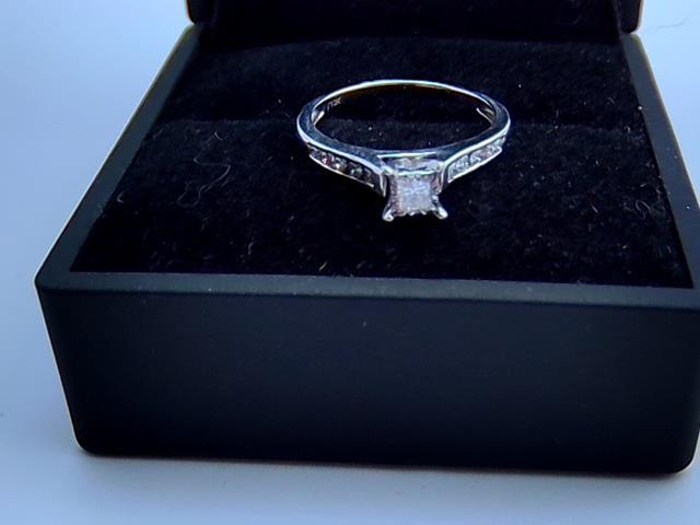 BAGUE EN OR 10KT AVEC DIAMANTS 