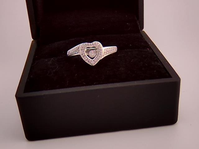 BAGUE EN OR 10KT AVEC DIAMANTS 