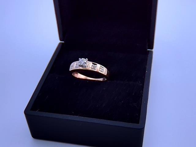 BAGUE EN OR 10KT AVEC DIAMANTS 
