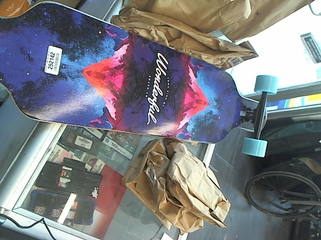 Longboard avec montagne rouge et bleu