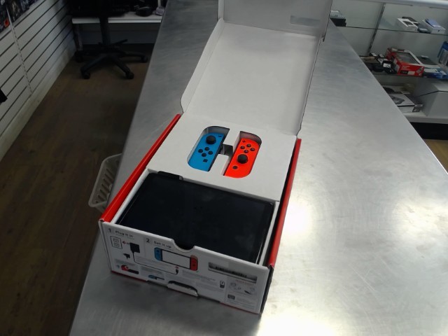 Swich oled dans sa boite