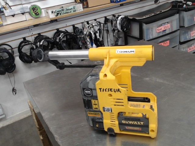 Dust extraction pour drill