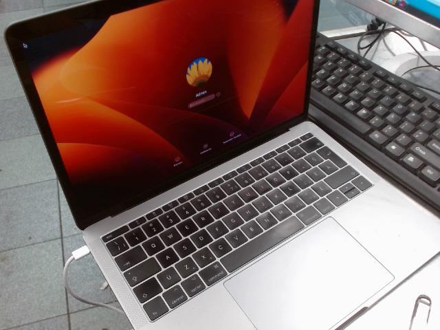 I5 2.3ghz/8gb ram/256ssd/2017+chargeur