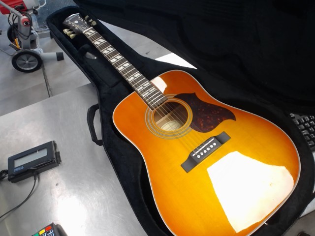 Guitar acoustic dans case