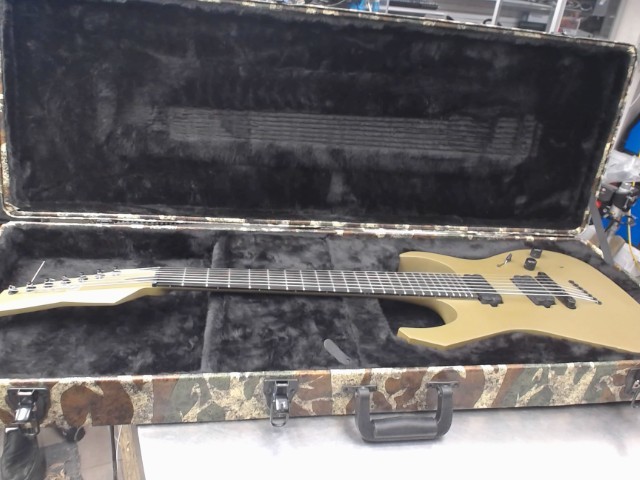 Guitar 7 cordes dans case camo dur