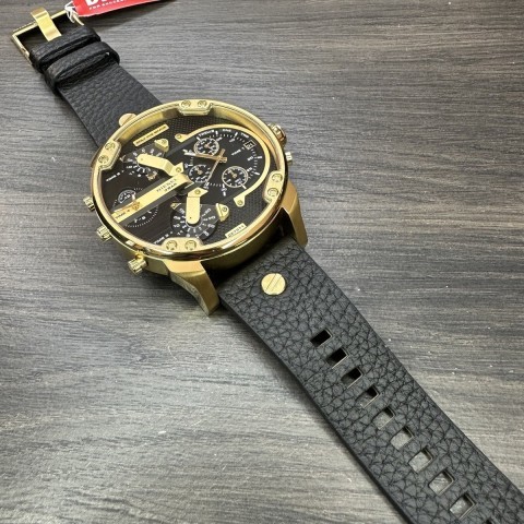 Montre only the braver noire et dor