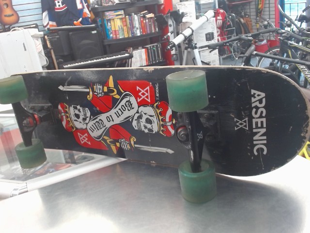 Skateboard noir avec roue vert