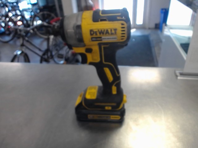 Impact driver dewalt avec batterie
