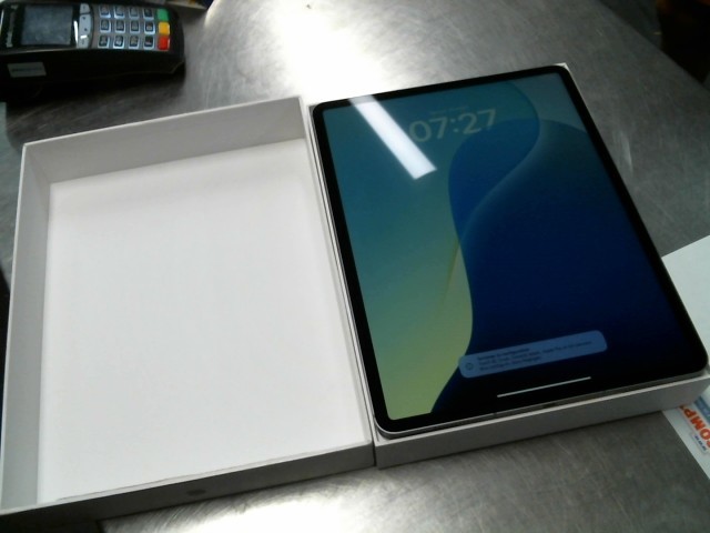 Ipad air 13 pouces m3 128gb avec boite
