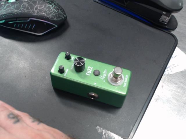 Effect pedal rowin 300 series fuzz