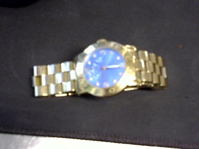 Montre dorer avec fond bleu