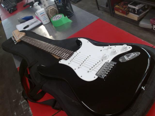 Guitare electique noir+case