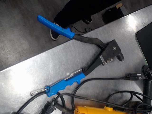 Rivet gun tag aracher