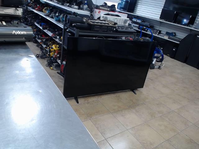 Tv 65pouces + manette + chargeur