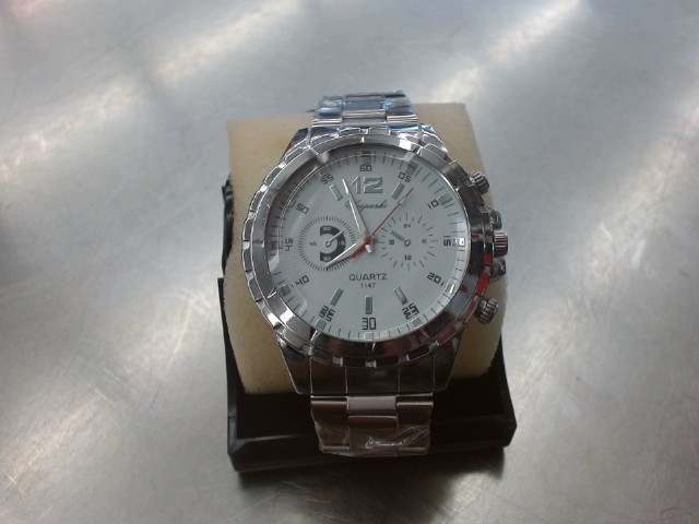 Montre 3 cadrans comme neuve