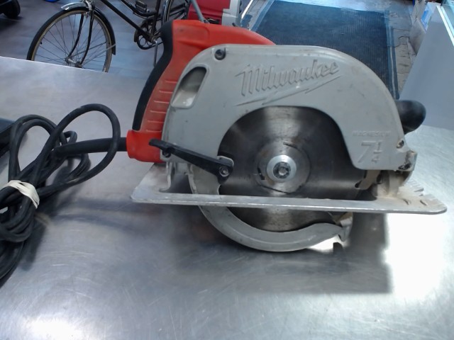 Skilsaw tilt lock elect