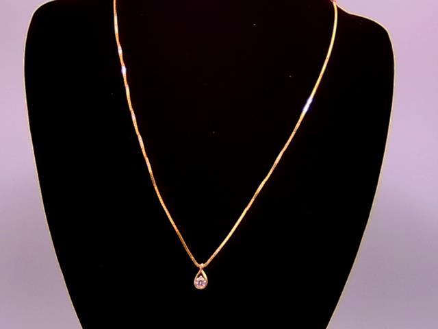 CHAINE AVEC  PENDANT EN  OR 14KT DIAMANT