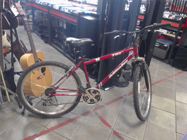 Velo de montagne rouge