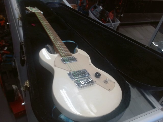 Guitard electrique blance+case