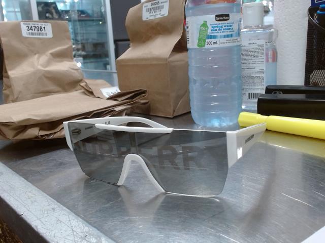 Lunettes de soleils blanches