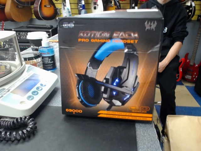 Gaming headset in box