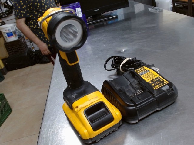 Lampe dewalt av 1x batteri et charge