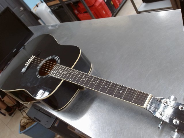 Guitare accoustique noire avec case
